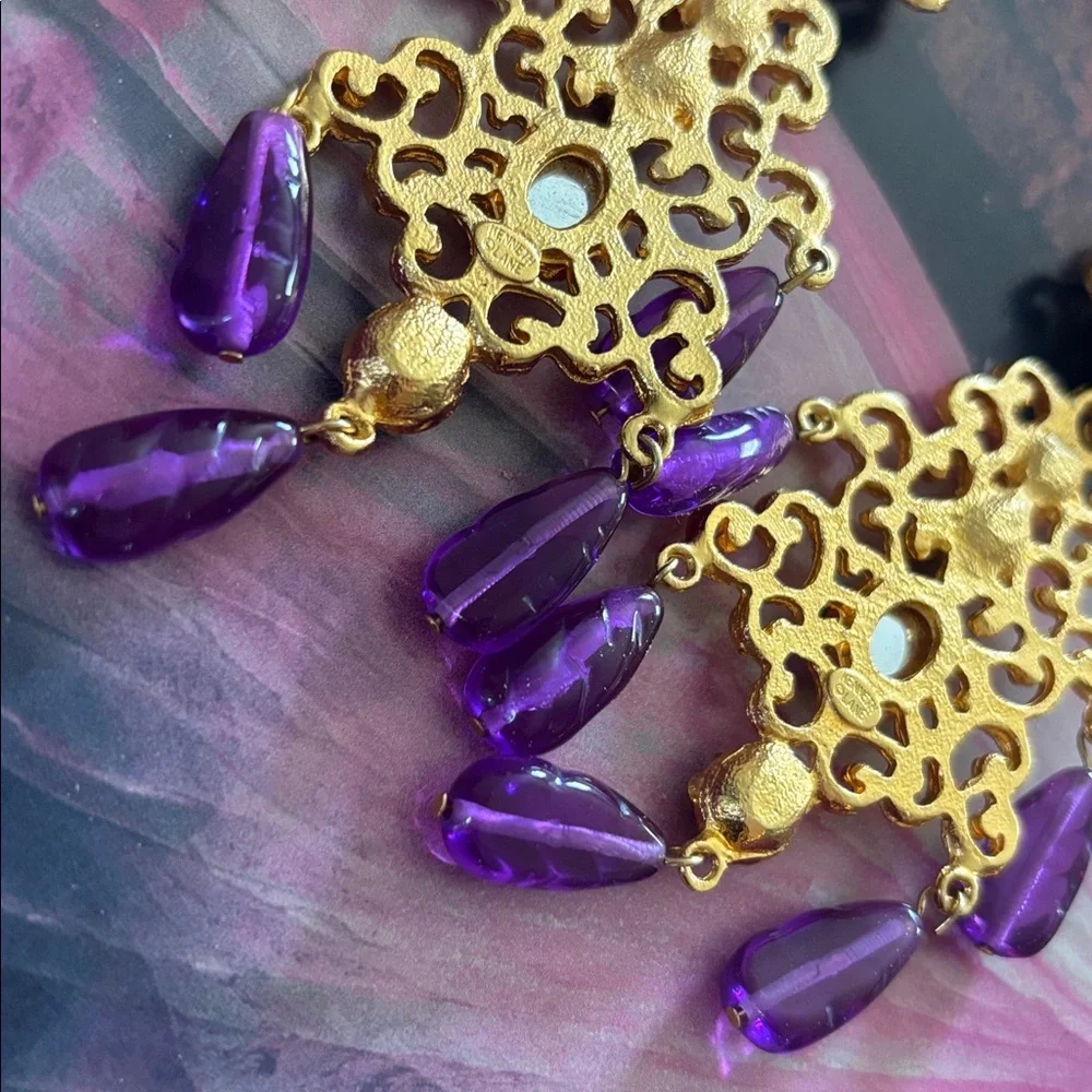 These are Kenneth Jay Lane 22-karat gold-plated cabochon clip earrings. - Picture 6 of 8